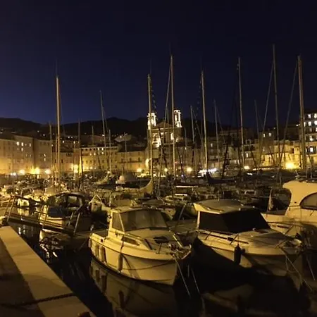 Sur Le Vieux Port Apartment *