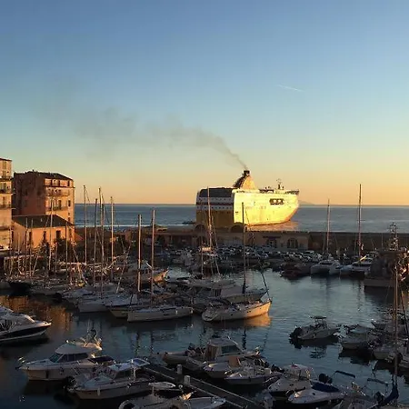 Sur Le Vieux Port