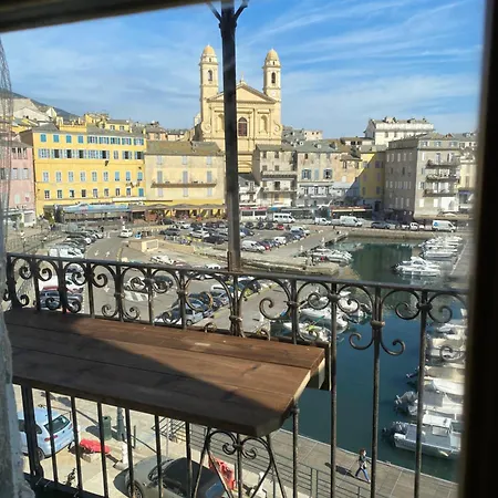 Sur Le Vieux Port Daire *
